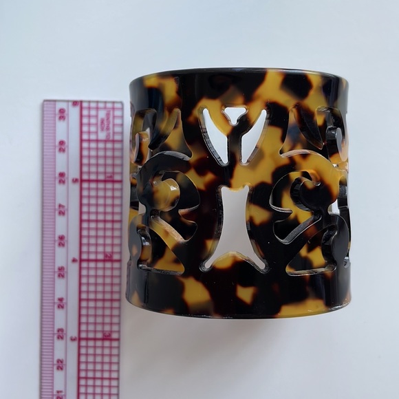 Fashion acrylic cuff, tortoise color - Picture 4 of 4